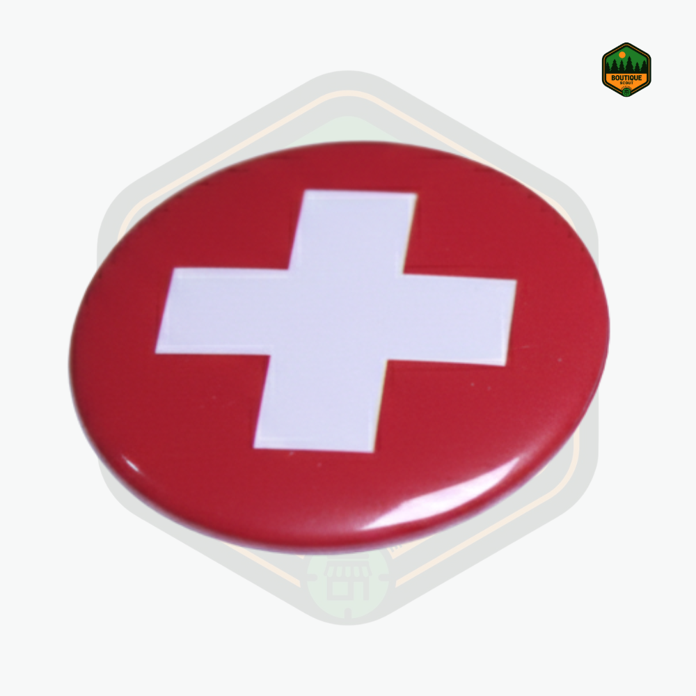 Pins Soigneur Scout 33 mm – Badge d’Identification Médicale pour Camp & Événement